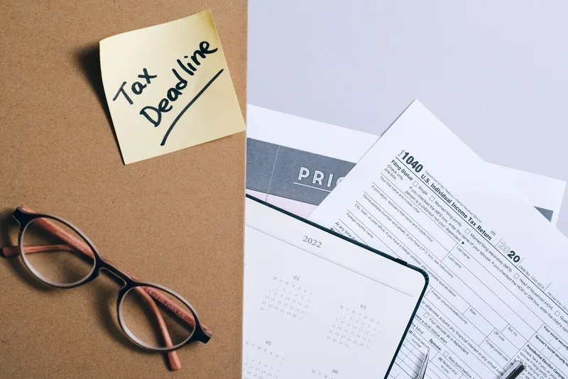 Annual compliance calendar for US expats in Dubai showing April 15 US payment deadline, June 15 return filing deadline, October 15 FBAR and extension deadline, and UAE FTA corporate tax and VAT deadlines by financial year-end month