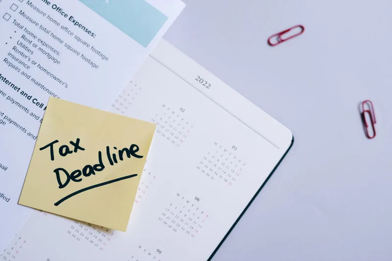 Tax deadline reminder with a calendar and penalty notice envelope — representing the consequences of missing FTA registration deadlines in UAE