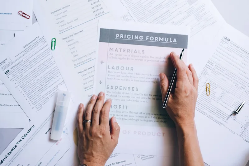 QuickBooks Online UAE plan comparison showing Simple Start, Essentials, Plus, and Advanced tiers with approximate AED monthly prices and key feature differences