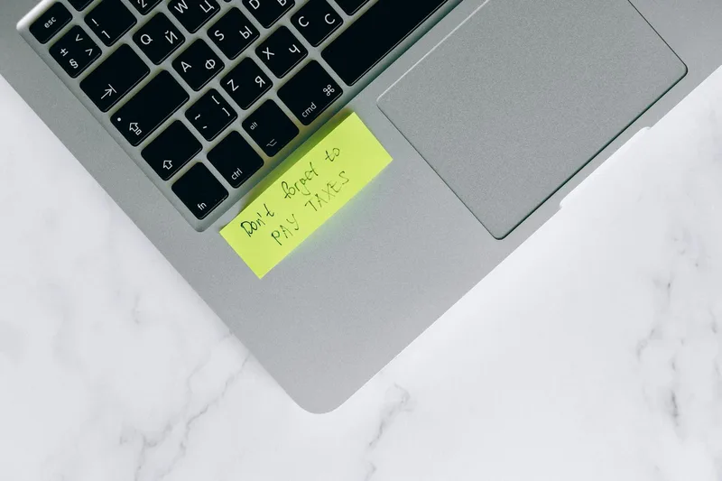Laptop with tax reminder sticky note representing EmaraTax online VAT return filing in the UAE
