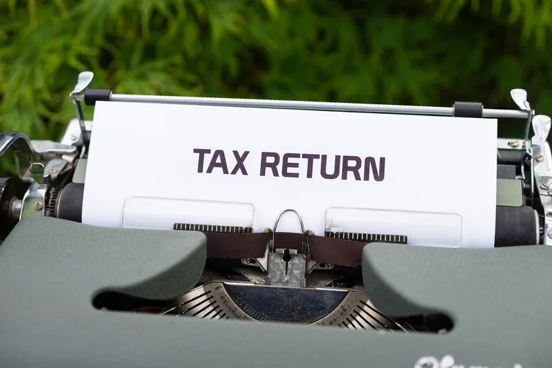 Eligibility decision tree: Which VAT refund pathway applies to you? Flowchart leading to business EmaraTax, tourist Planet kiosk, or foreign business FTA application